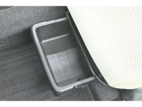 助手席下に車検証入れなどを収納できる小物入れがあります。
