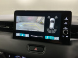 リバースギアに入れるだけで後方の表示へ切り替わります。夜間や雨の日の駐車も楽になりますよ。