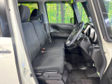 運転席まわりには十分なスペースがあり、大柄な方でもゆったり運転していただける環境です。