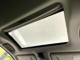 【サンルーフ】開放感たっぷりの希少装備、サンルーフが装着されています!車内に明かりを取り入れたり景色を楽しむ以外にも、車内の空気も簡単に換気できて快適です!