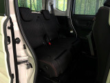後部座席も気になるようなキズ・汚れやへたり等、大きなダメージはなく、良好な状態です。
