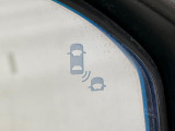 【ブラインドスポットインフォメーション】走行中、ドアミラーの死角になりやすい箇所に後続車が接近するとサイドミラー付近に警告を表示、ドライバーに注意喚起をしてくれます。