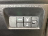 ハンドルの右側にはヘットライトリベライザーとHondaセンシング用のメインスイッチがついています。ヘッドライトリベライザーは道路状況や積荷の加重に応じてライトの高さを調節できます。