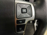ステアリングには運転中でも簡単に操作できる各種スイッチついてます