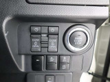 人気の【両側電動スライドドア】外から取っ手を引いたり、車種によってはボタンを押すだけでスライドドアの開閉が可能!鍵のボタンでも操作が出来て雨の日など少し離れたところからドアのかけ締め便利機能です!