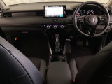 車内は光触媒抗菌消臭施工済です。スタイリッシュなデザインでスポーティなインパネ周りを演出します。グローブボックスやカップホルダーのほかにトレーなどたくさんの収納スペースが付いています。