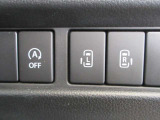 両側電動スライドドアのスイッチがあります。運転席に座ったままスライドドアの操作ができます。