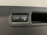 パワーバックドアは荷物の出し入れがしやすい優れもの!スイッチひとつで重たいバックドアが締まります!日用品の大量買い出しにも大活躍!