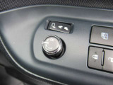 駐車時や狭い道でのすれ違い時に気を使うミラー。電動格納式ドアミラーはそんな時に便利です。