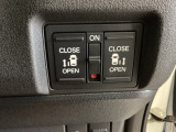 リアドアは乗り降りに便利な両側電動スライドドアです。また運転席に座っていながらスイッチ操作で自在にスライドドアを開け閉めできます。