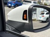 レーンチェンジアシストシステム。後方死角ゾーンの車両を検知することで、ミラー内側のインジケーターが点灯、安全な車線変更をサポート。