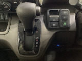 CVT車のセレクトレバーです。低速から高速まで、変速ショックのないスムーズな走りと、エンジン効率のよい領域を維持して燃費にも貢献します。サイドブレーキはスイッチ操作の電子制御パーキングブレーキです。