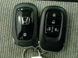 スマートキー付。キーを取り出さなくてもドアロックの施錠・開錠、エンジンの始動が出来ます。雨の日や荷物の多い日にとても便利ですね。