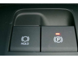 「P」ポジションに入れると自動で作動。「HOLD」スイッチを押し、システムONの状態にしておくことで、渋滞や信号待ちなどでブレーキを踏んで停車したときにブレーキを保持。アクセルを踏むと解除。