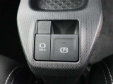 電動パーキングブレーキ搭載。自動または手動でパーキングブレーキをかける・解除することができますよ