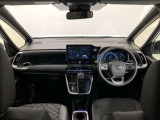 シンプルながら機能性あふれる運転席廻りです。視界性もよく、運転しやすいですよ。