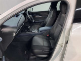 助手席側から見た車内の画像です。使い勝手の良い装備が整う上質な空間が広がっています。シートも快適で乗る人に安心感を与えます。