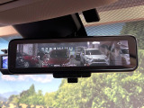 【インテリジェントルームミラー】後席の大きな荷物や同乗者で後方が確認しづらい時でも安心!カメラが撮影した車両後方の映像をルームミラー内に表示。クリアな視界で状況の確認が可能です!