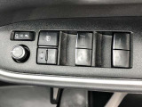 パワーウィンドは今や当たり前の機能ですが、無いと困る機能です。運転席からの操作で、全席の窓を振るオープンにしたり、フルクローズが可能です。