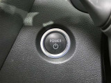 【プッシュスタート】スマートキーを携帯して、ブレーキを踏みながらスタートスイッチを押すだけでエンジンがかけられます。