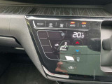 オートエアコンです。温度設定だけであとは自動で風量・温度を調節します。ドライブを快適なものにします。