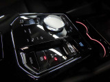 センターコンソールはピアノブラックとクリスタルのきらびやかな仕立て。コンパクトモデルでは廃止されてしまったインフォテインメント用のダイヤルが残っているのがうれしい