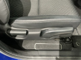 シートハイトアジャスターが付いているので運転姿勢を調整するのに便利ですね。身長に合ったシートポジションは安全運転や疲労軽減にもつながります。