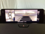【シースルービュー】360&deg;ビュー・モニターを進化させています。駐車場や細い路地といった狭い場所において、発進・徐行する際、接触する可能性のある対象を早く確認できます。