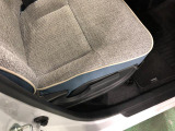 痛みの出やすい運転席シートの角、フロアマット、座面、ともに良好です