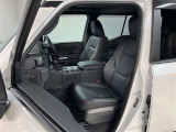助手席側から見た車内の画像です。使い勝手の良い装備が整う上質な空間が広がっています。シートも快適で乗る人に安心感を与えます。