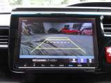バックカメラの画像です。ガイドラインがスムースな車庫入れをサポートいたします。車庫入れの安心感がアップしますね。