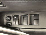 パワーウィンドのスイッチです。運転席に座りながら、助手席や後席の窓を開け閉めできるので大変便利ですよ。