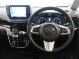 スポーティームード溢れる運転席周りですね。 クイックなドライビングに対応できるよな運転席回りになっています。 ドライブがますます楽しくなりますね!