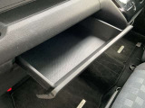 助手席のグローブBOXにある引き出しタイプの収納スペース。