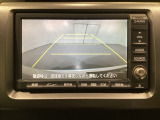 バックでの車庫入れも安心です! リアカメラが付いているバックモニター付のナビを装備しております。操作線もついており距離感も画面から確認できます。