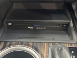 【DVDキット】オプションのCD/DVDデッキを搭載。ナビ画面でエンタメをお楽しみいただけます。