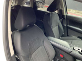 運転席まわりです。実際に座ってみて、乗り心地を体験してみてください,視界も良好です。