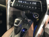 操作しやすいATシフトです。シフトチェンジを気にしなくてよいので運転だけに集中できますね。自然と手に届くところにある、手になじむ形状のシフトノブがいいですね。