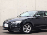 ●Audiが最初に採用したLEDポジショニングランプ。シャープなラインで昼間でも点けていたいと思うほど上品でオシャレです。夜間走行時はさらに目立ちます!