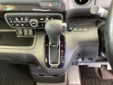【eコンスイッチ】低燃費運転をサポートするECONモード。スイッチをONすると、エンジンやトランスミッション、A/Cなどを協調制御し、燃費の向上に貢献。エコドライブの効果を高めます。