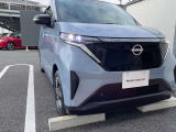 LEDヘッドライトはハロゲンランプの約2倍の光量で明るく遠くを照らし、夜間走行時の視認性を高めます。さらに長寿命や省電力、スタイリッシュな印象も際立たせます。