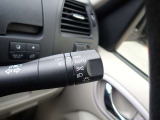 オートライト機能が装備されており暗い場所に入ると車両が検知しライトのON・OFFを自動的に切り替えてくれますので非常に便利な装備です♪