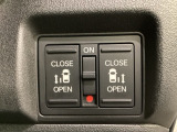 リアドアは乗り降りに便利な両側電動スライドドアです。また運転席に座っていながらスイッチ操作で自在にスライドドアを開け閉めできます。