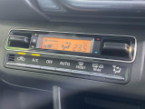 【オートエアコン】一度お好みの温度に設定すれば、車内の温度を検知し風量や温度を自動で調整。暑い&hellip;寒い&hellip;と何度もスイッチ操作をする必要はありません。快適な車内空間には必須の機能ですね♪