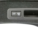 【パワーバックドア】パワーバックドア装着車です。ボタンを押すだけ、力要らずでドアの開閉が可能になります。