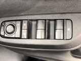 パワーウィンドのスイッチです。運転席に座りながら、助手席や後席の窓を開け閉めできるので大変便利ですよ。