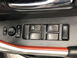 パワーウィンドのスイッチです。運転席に座りながら、助手席や後席の窓を開け閉めできるので大変便利ですよ。