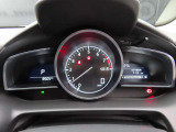 MAZDA2のメーター部です。華美な装飾を避け、必要な情報を瞬時に読み取れる様にデザイン・配置されています。