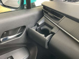 乗車中にホッと一息、ドリンクホルダーもありますよ!