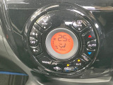 【オートエアコン】一度お好みの温度に設定すれば、車内の温度を検知し風量や温度を自動で調整。暑い&hellip;寒い&hellip;と何度もスイッチ操作をする必要はありません。快適な車内空間には必須の機能ですね♪